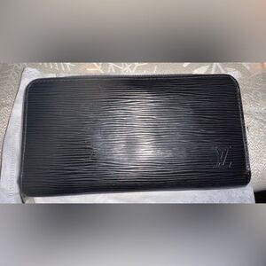Auth Louis Vuitton black epi wallet silver hardware. EUC